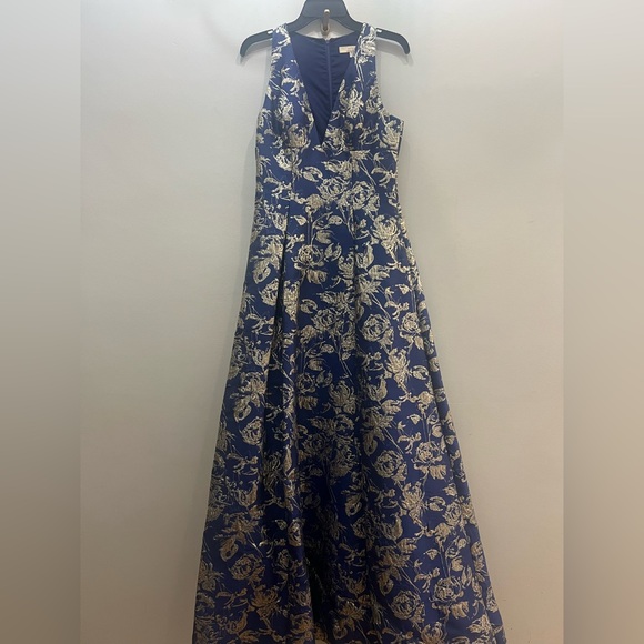 Aidan Aiden Mattox jacquard fit and flare sleeveless V-Neck long gown - Picture 7 of 8